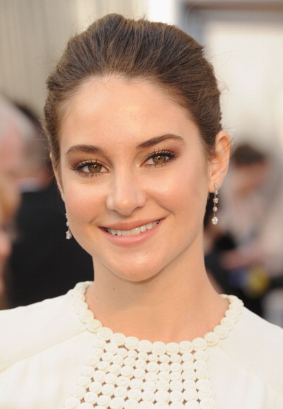 Shailene Woodley Makeup artist Stephen Sollitto used products by Hourglass